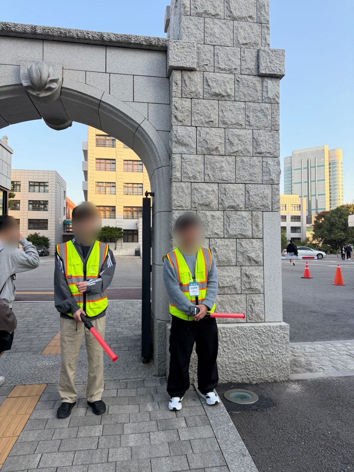 안전조끼를 입고 교통을 정리하는 수능하루 안전요원