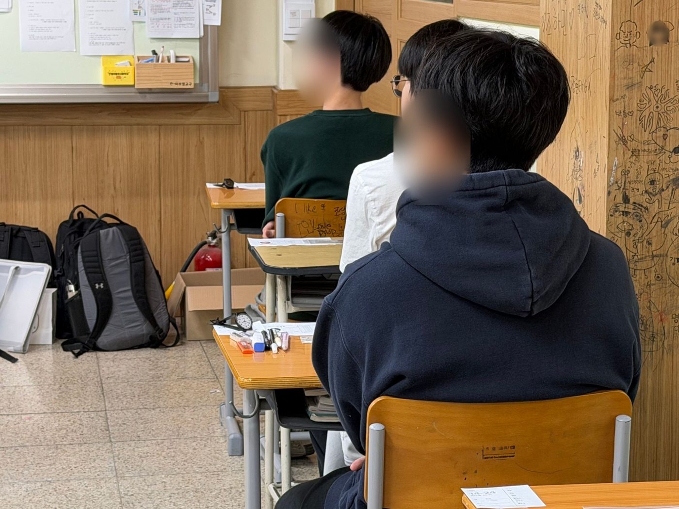 시험 시작을 기다리는 고사장 교실의 수험생들