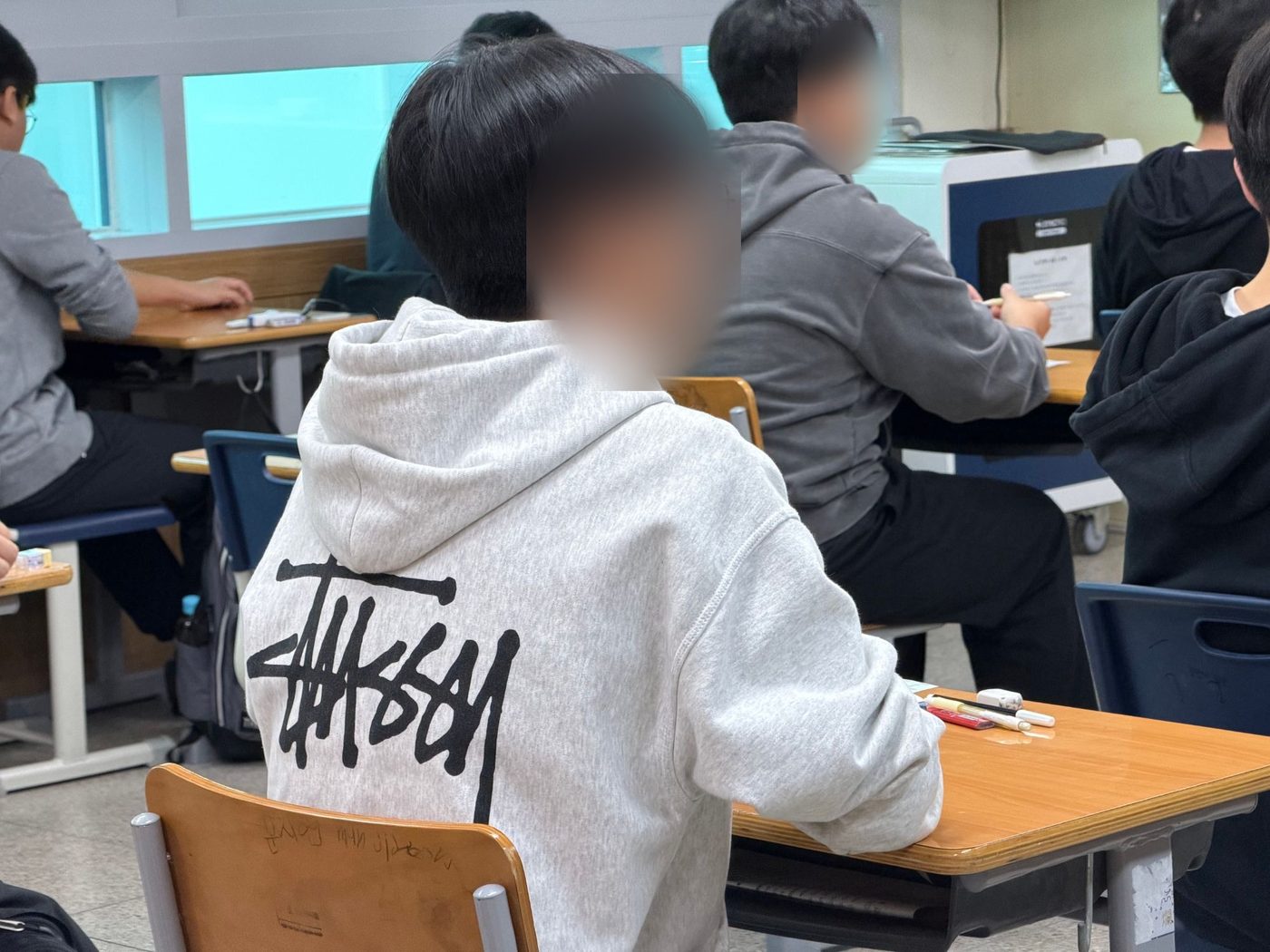 실제 학교 교실에 앉아 시험을 준비하는 수험생들