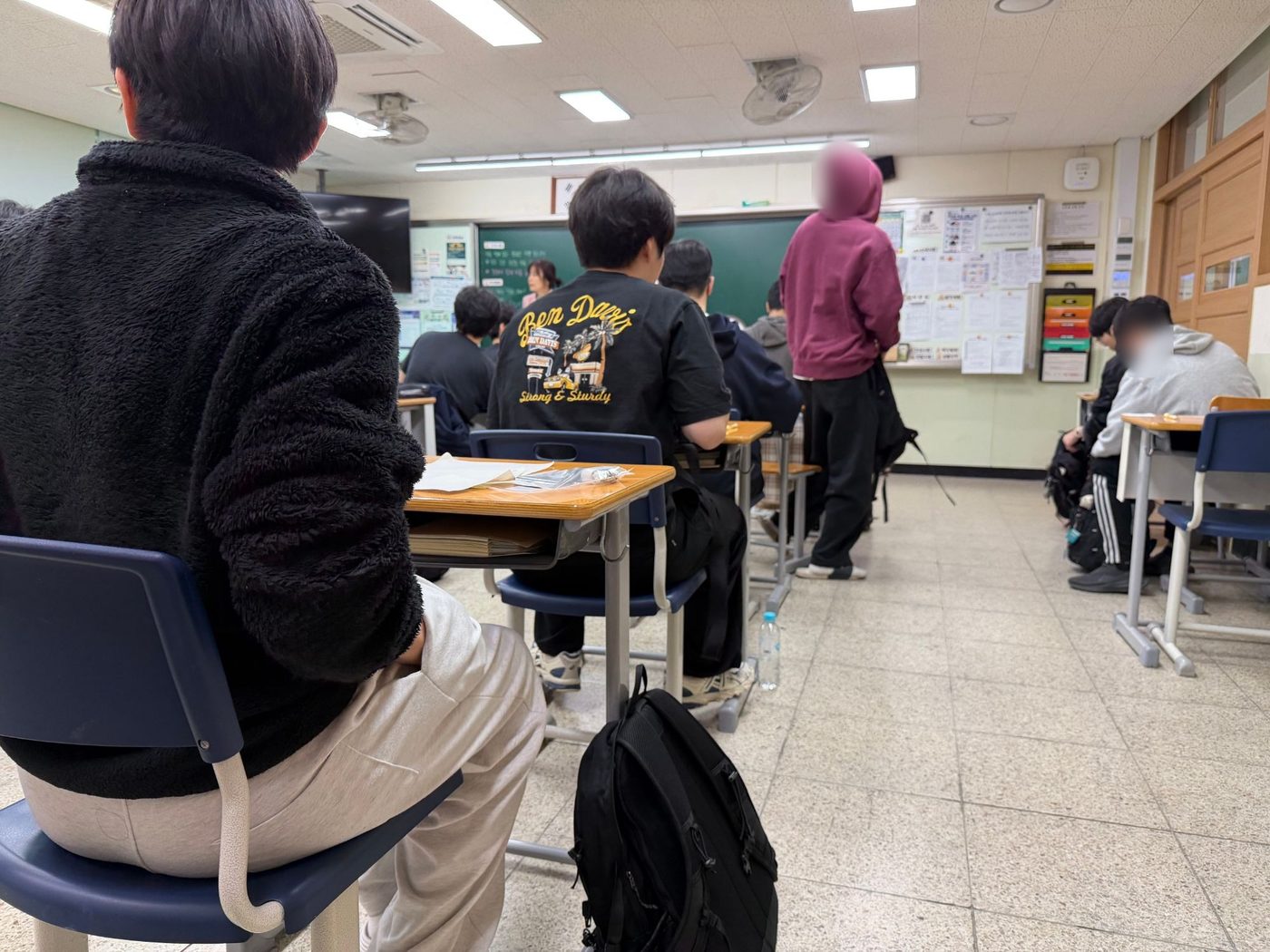 교실 뒤에서 바라본 고사장 전경과 수험생들