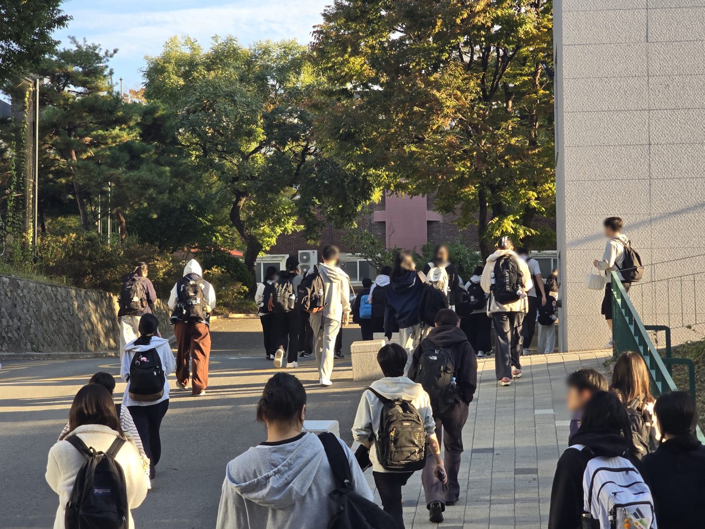 휘문중학교 교정을 지나 고사장로 이동하는 수험생들