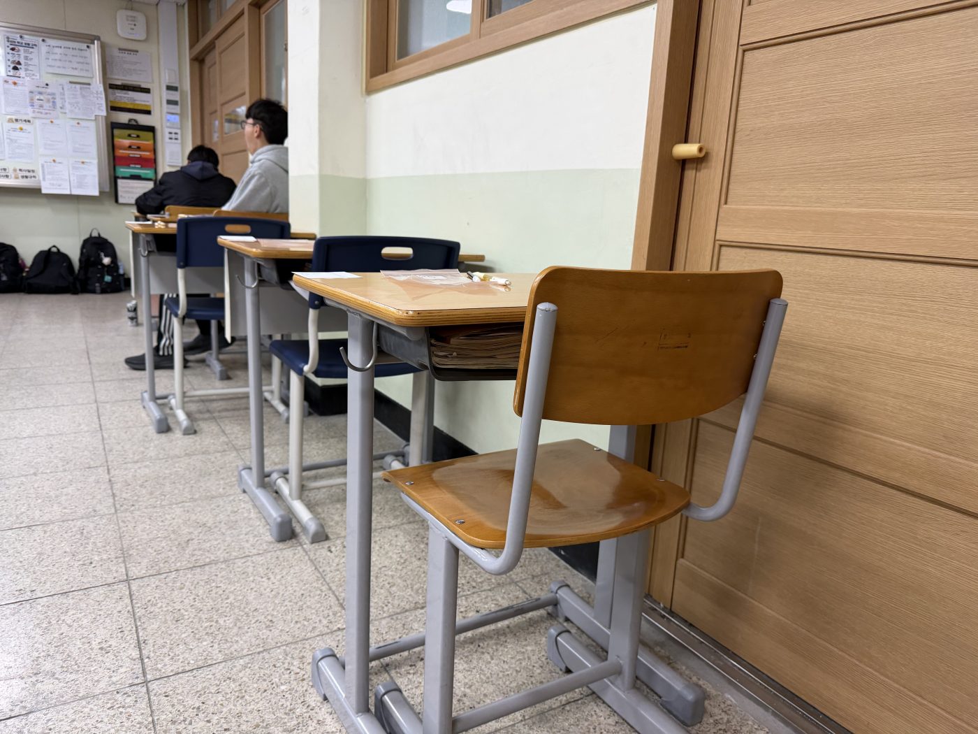 좌석 명찰이 붙은 고사장 책상
